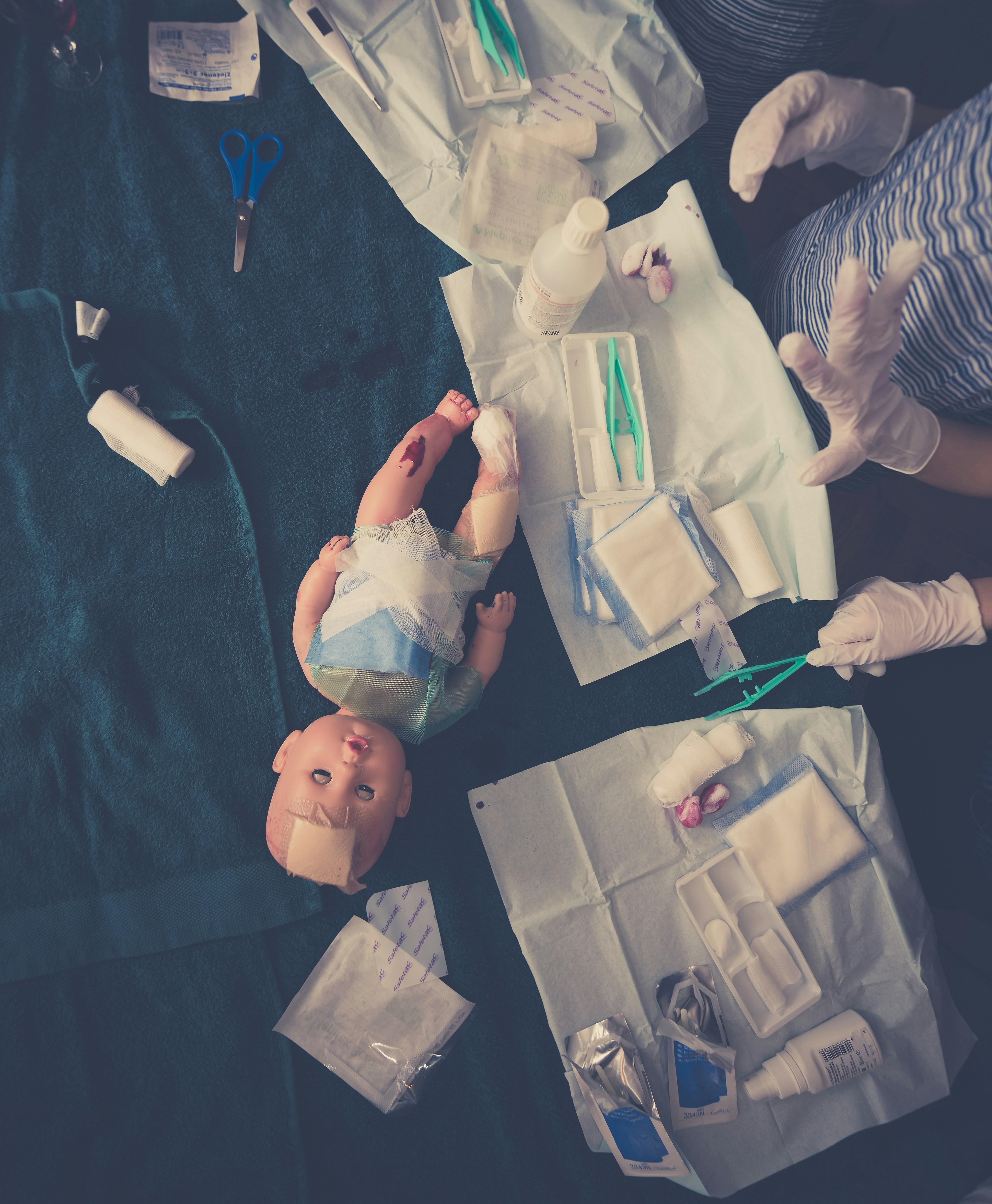 Erste-Hilfe-Übung – Kinderpuppe mit Verband und Übungsmaterial