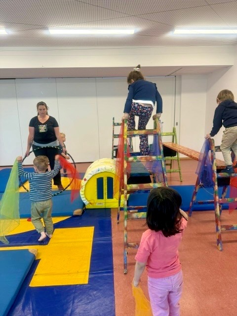 Kinder beim Hula-Hoop-Spiel am Abend