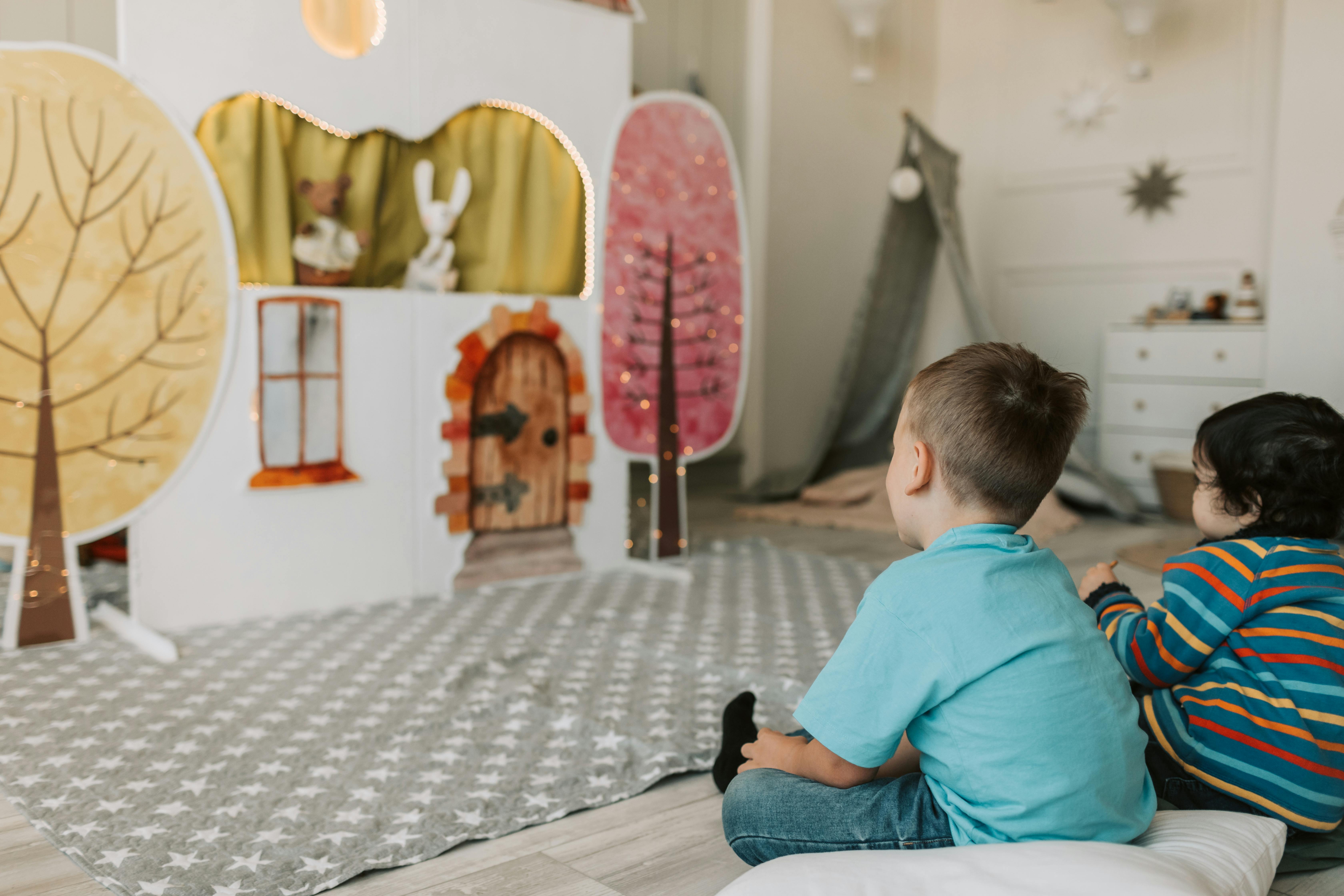 Kinder schauen einer Theateraufführung in der Kita zu